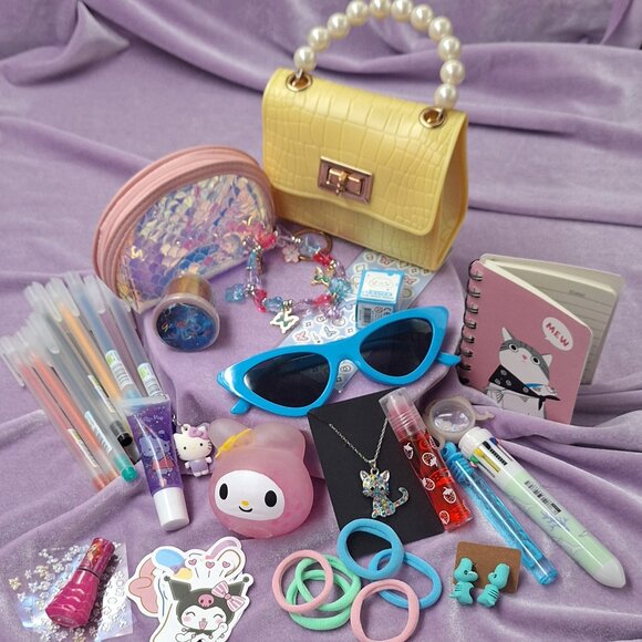 ✨ Girls Mystery Gift Box | Ages 8–11 | Accessories, Jewelry, Makeup, and More! - Picture 2 of 4